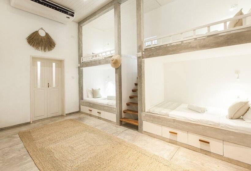 共用房间的床, We Escape