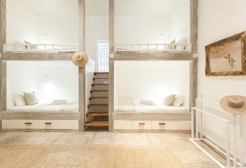 共用房间的床, We Escape