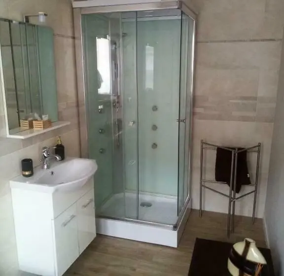 اتاق استاندارد سه نفره, Emmanueli65 Fronte Clinica Per 4 Matrimoniale E Castello