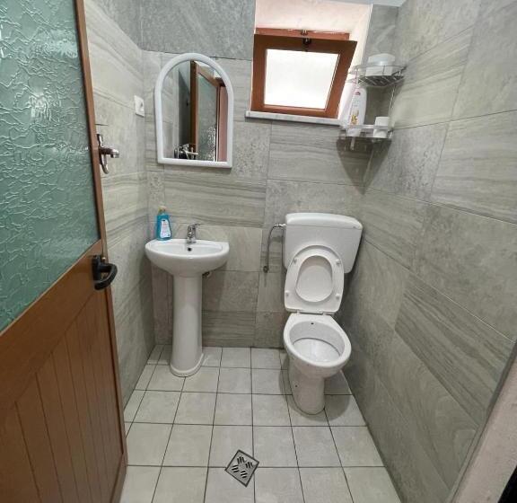 اتاق ساده سه‌ نفره, Guest House “ Center Theth “