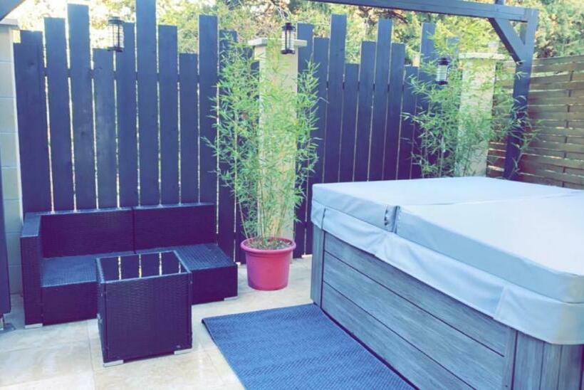 デラックスルーム, La Suite De Charme Du Mas De La Fontaine De Jonquier Avec Spa Privatif