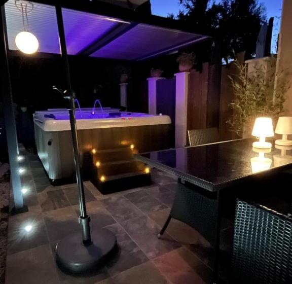 带大床的复式套间, La Suite De Charme Du Mas De La Fontaine De Jonquier Avec Spa Privatif