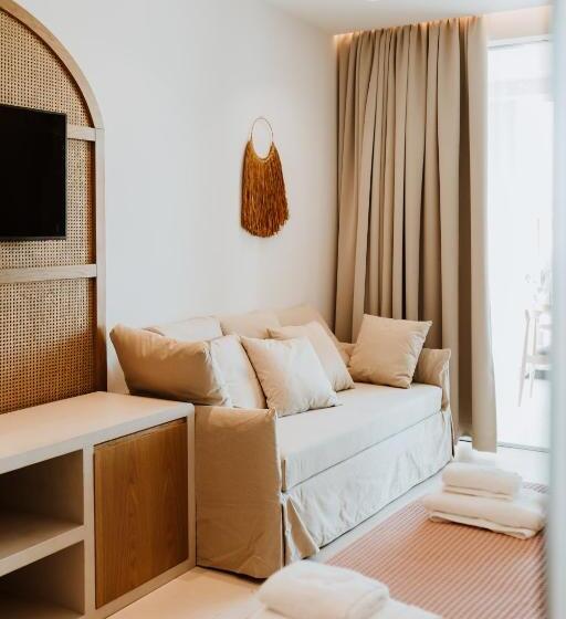 اتاق لوکس با بالکن و چشم‌انداز دریا, Abonora Drymades