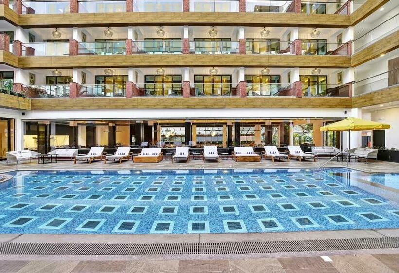 נוף לבריכה, Radisson Resort Goa Baga