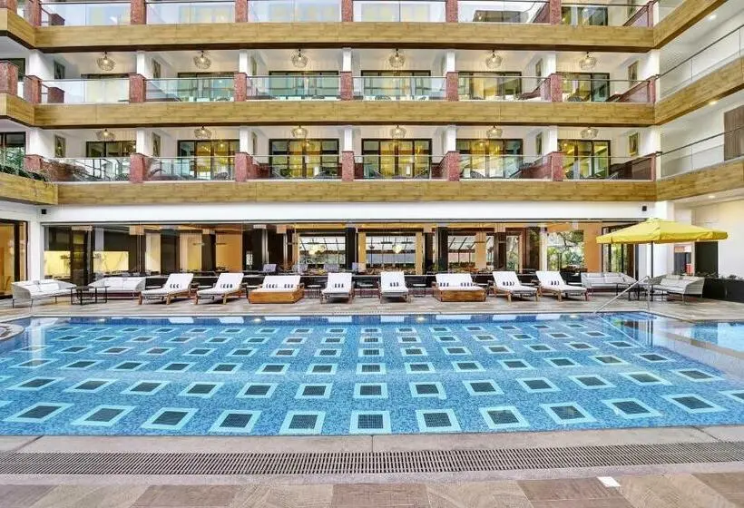 Habitació Premium Vista Piscina, Radisson Resort Goa Baga
