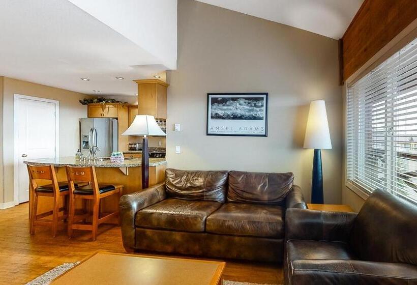 דירת שלושה חדרים, Trappers Crossing 22