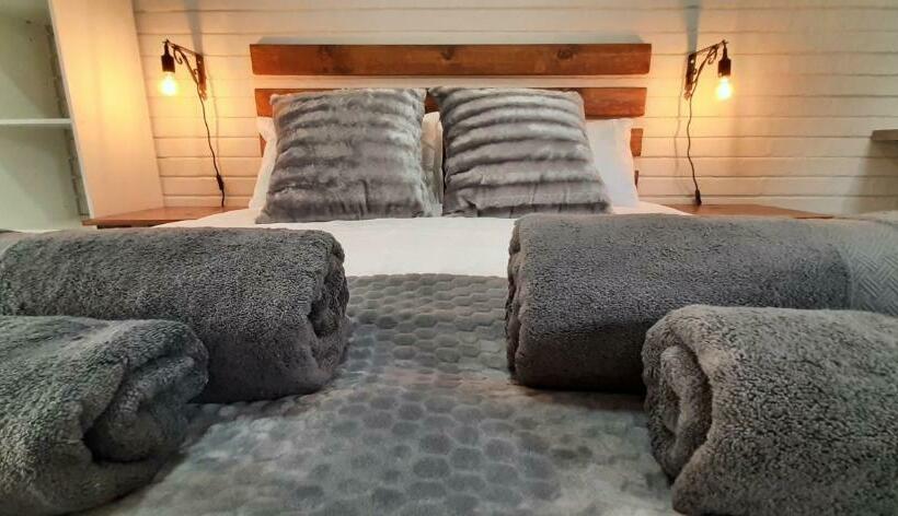 סטודיו דלוקס, Studio Twenty8