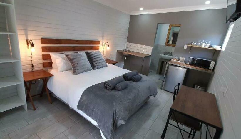 סטודיו דלוקס, Studio Twenty8