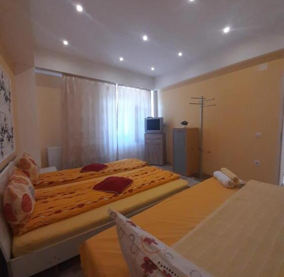 חדר בסיסי לשלושה, Cazare La Española