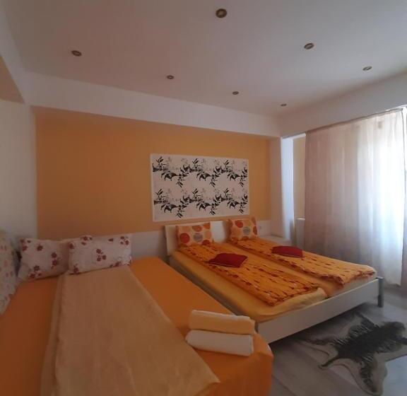 חדר בסיסי לשלושה, Cazare La Española