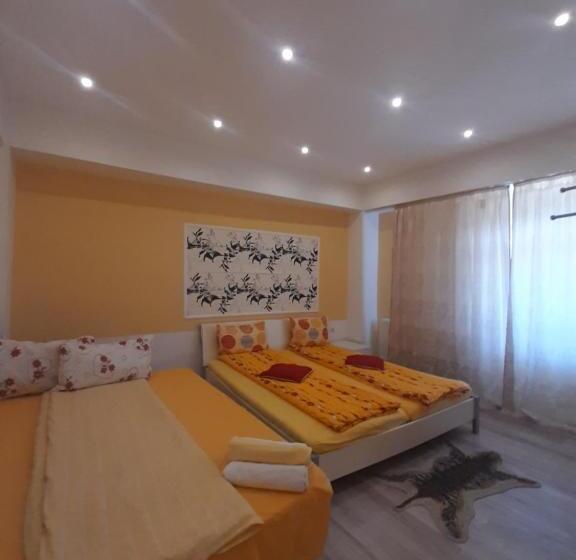 חדר בסיסי לשלושה, Cazare La Española