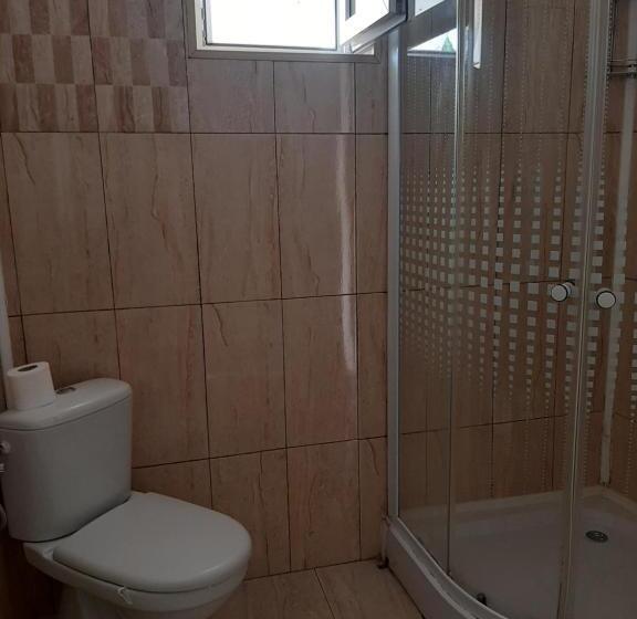 חדר בסיסי לשלושה, Cazare La Española