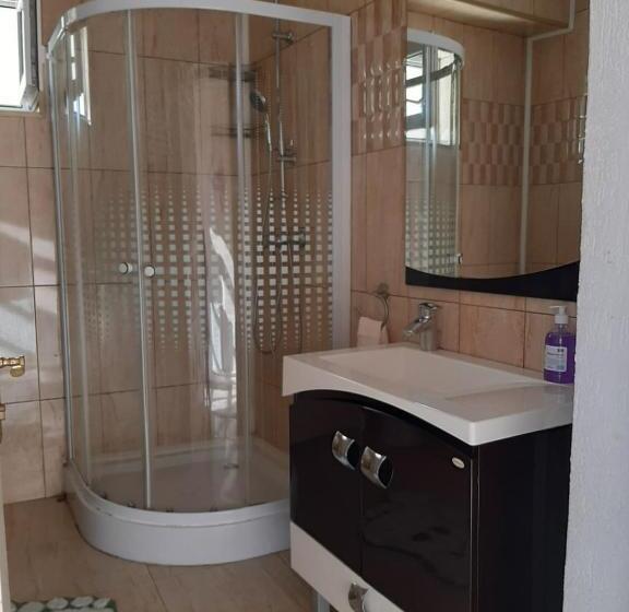 חדר בסיסי לשלושה, Cazare La Española