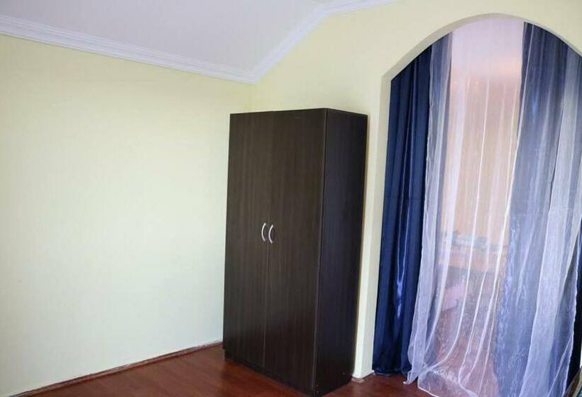 اتاق خانوادگی با چشم‌انداز دریا, Cactus