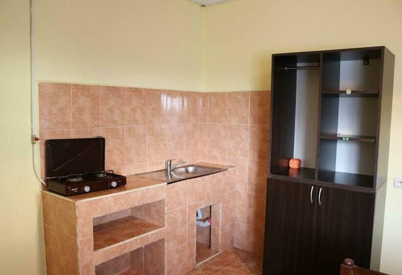 اتاق خانوادگی با چشم‌انداز دریا, Cactus