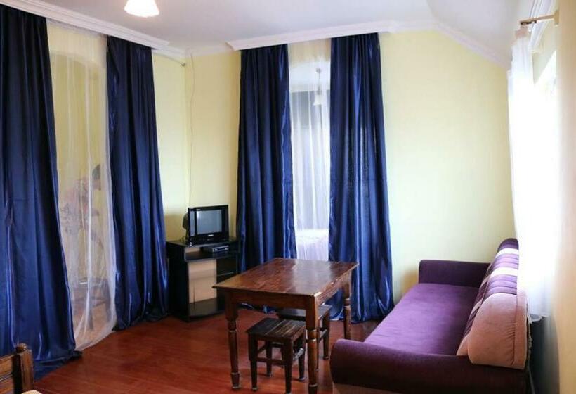 اتاق خانوادگی با چشم‌انداز دریا, Cactus