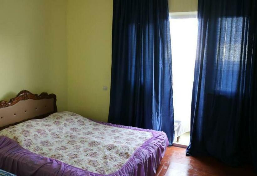 اتاق خانوادگی با چشم‌انداز دریا, Cactus