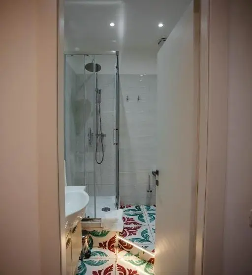 اتاق لوکس, Delfini Trevi House