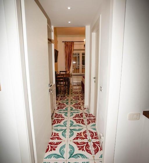 اتاق لوکس, Delfini Trevi House