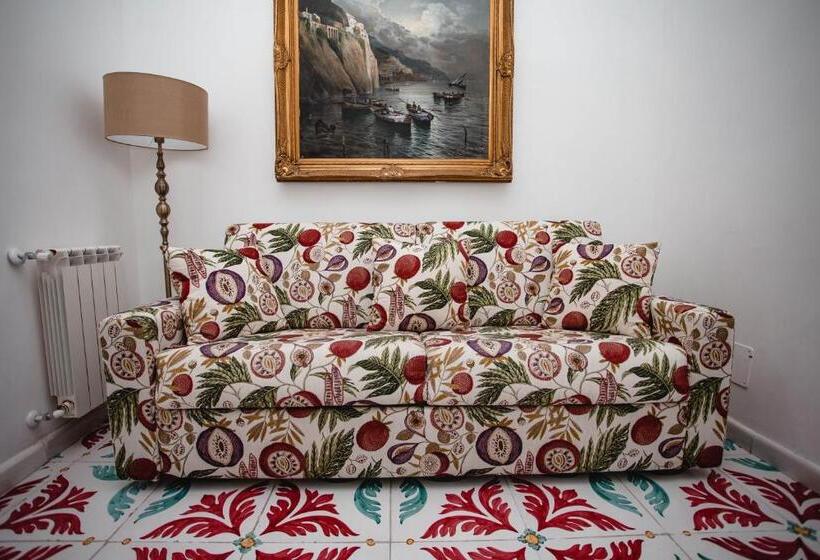 سوییت جونیور, Delfini Trevi House