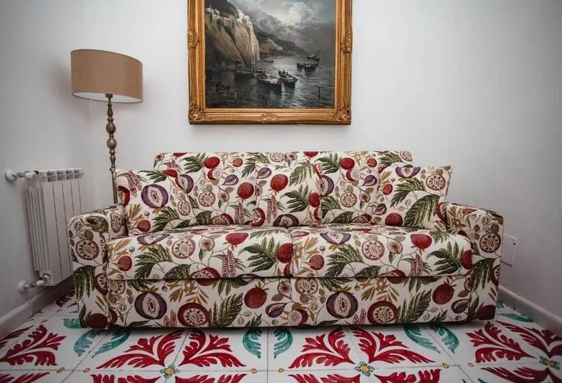 سوییت جونیور, Delfini Trevi House