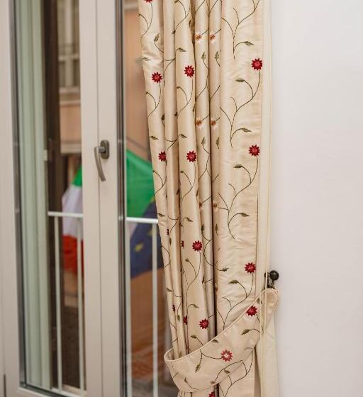 سوییت جونیور, Delfini Trevi House