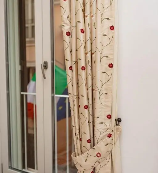 سوییت جونیور, Delfini Trevi House