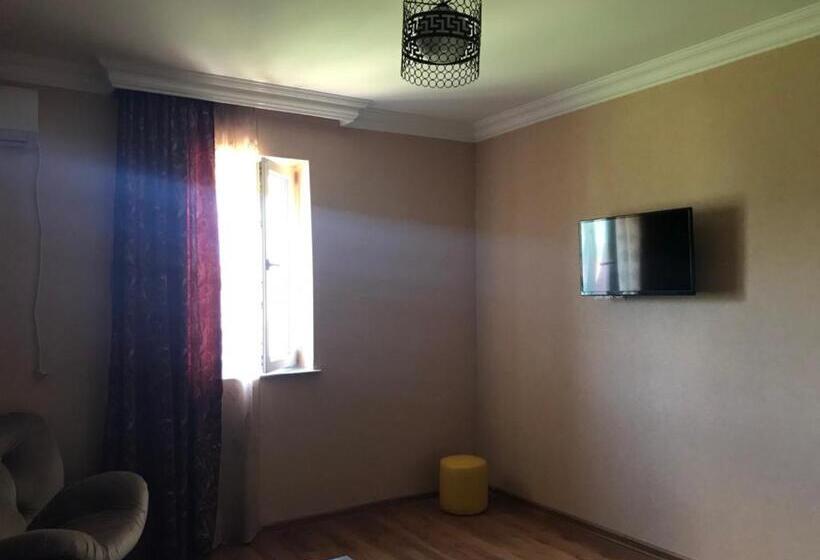 سوییت با چشمانداز کوه, Nani S Sweet Home