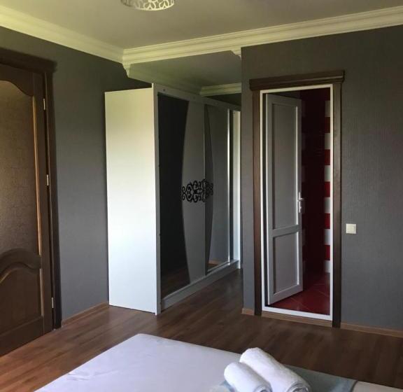 سوئیت با بالکن, Nani S Sweet Home