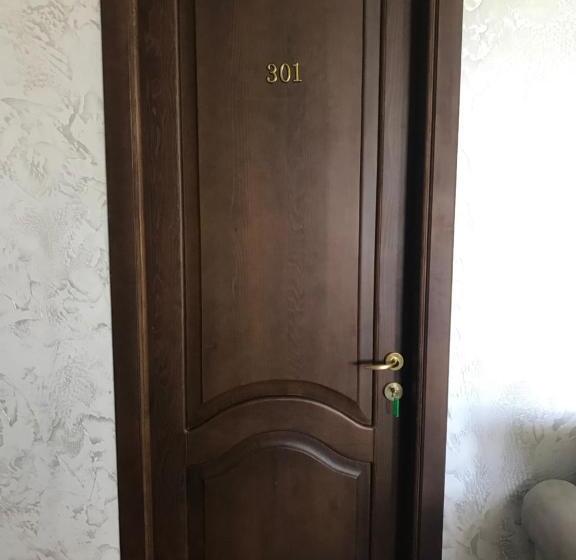 سوئیت با بالکن, Nani S Sweet Home