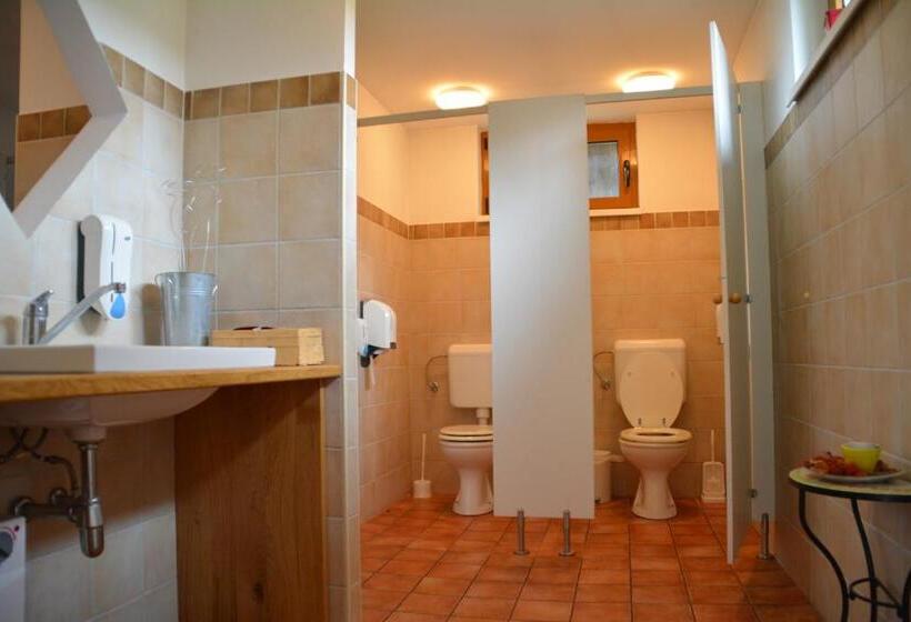 اتاق خانوادگی با تختخواب سفری, Vila Mangart