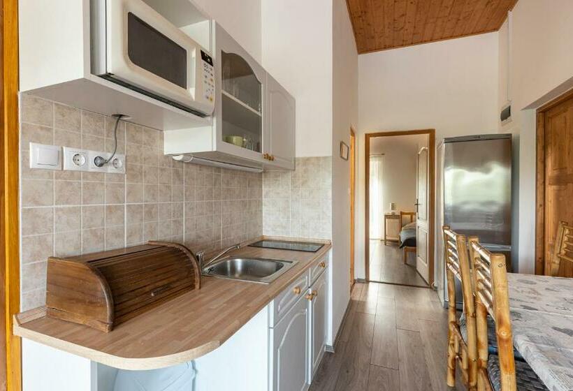 带1个卧室的带阳台的公寓, Adél Vendégház