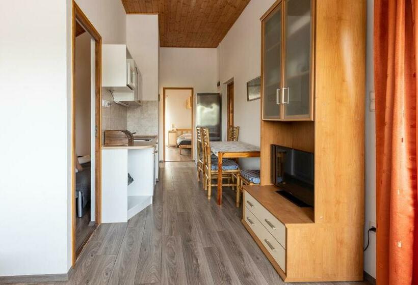 带1个卧室的带阳台的公寓, Adél Vendégház