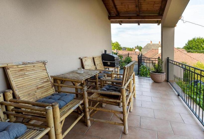 带1个卧室的带阳台的公寓, Adél Vendégház