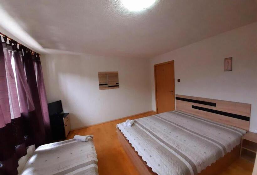 Трехместный Номер Стандарт с Балконом, Guesthouse Classic