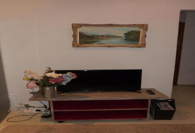 דירת חדר, Hannah S Haven