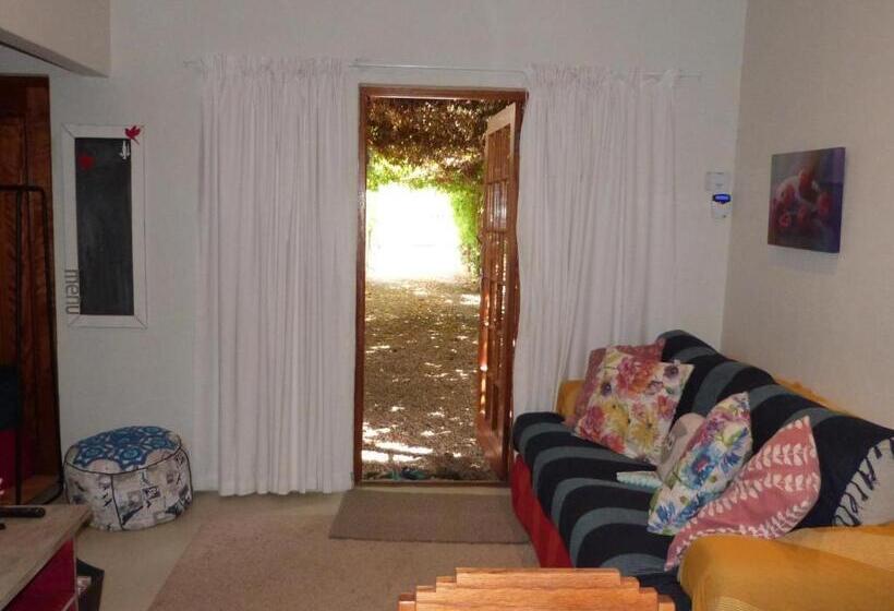 דירת חדר, Hannah S Haven