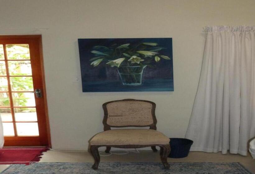 דירת חדר, Hannah S Haven