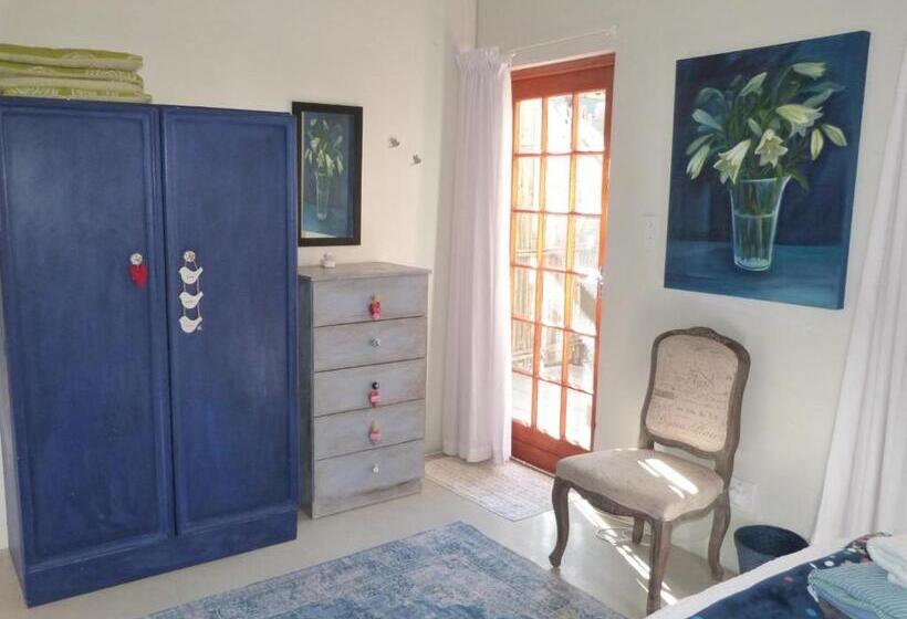 דירת חדר, Hannah S Haven