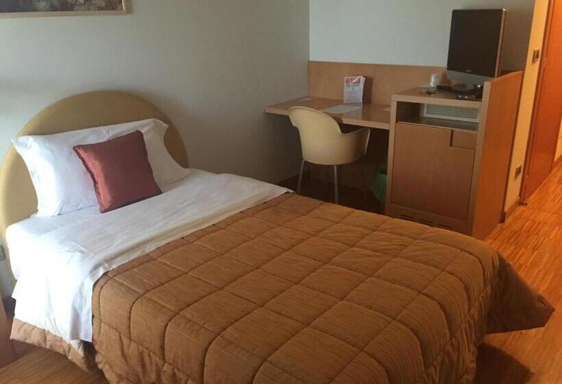 اتاق استاندارد یک نفره, Grand Hotel Garden