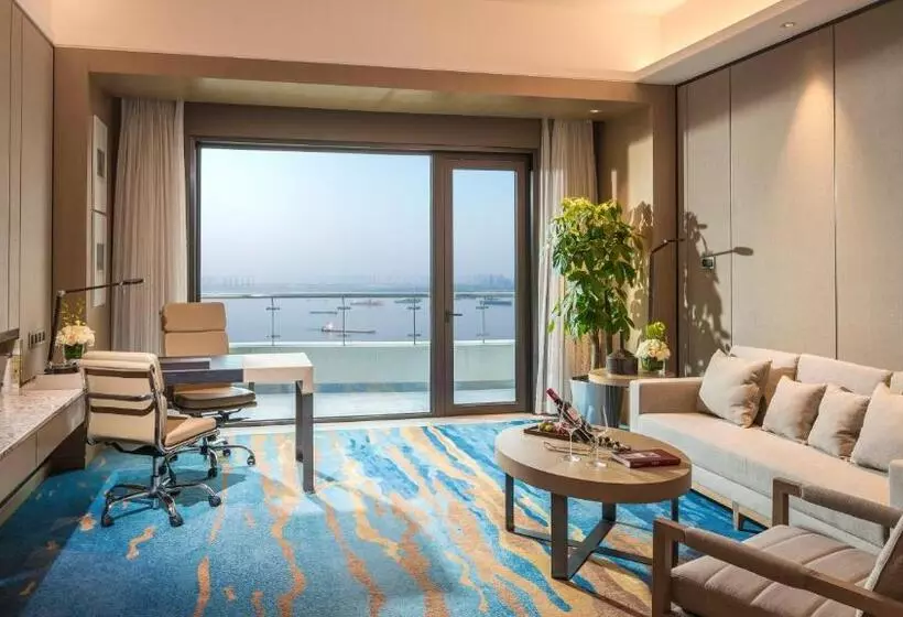 キングサイズベッドのスイートルーム, Intercontinental Wuhan By Ihg