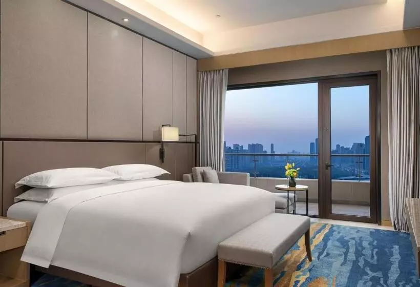 キングサイズベッドのスイートルーム, Intercontinental Wuhan By Ihg