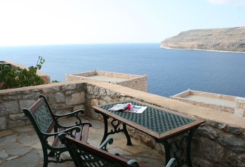 جناح مطلّ علي البحر, Limeni Village