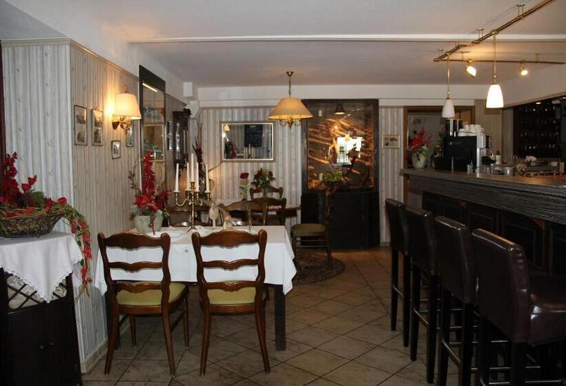 Номер Стандарт с Балконом, & Restaurant Zur Linde