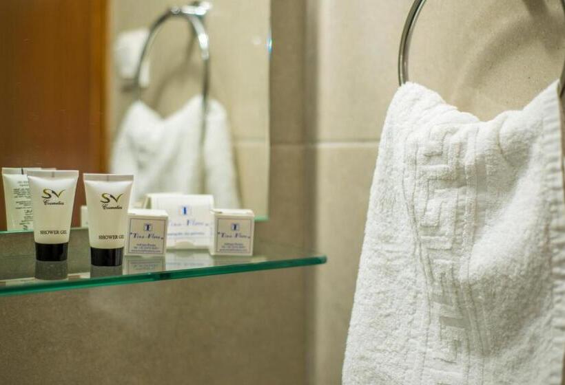 스탠다드 룸, Tina Flora