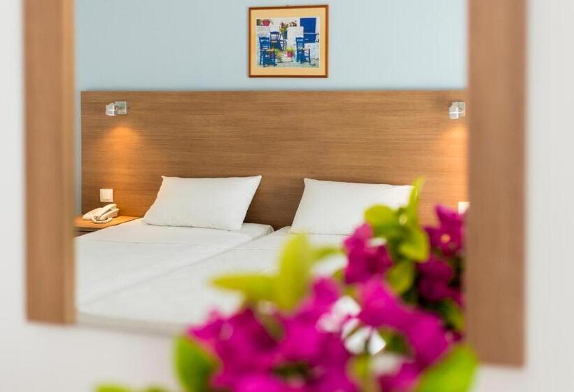 스탠다드 룸, Tina Flora