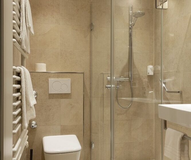 חדר סטנדרט לשלושה, Zur Post