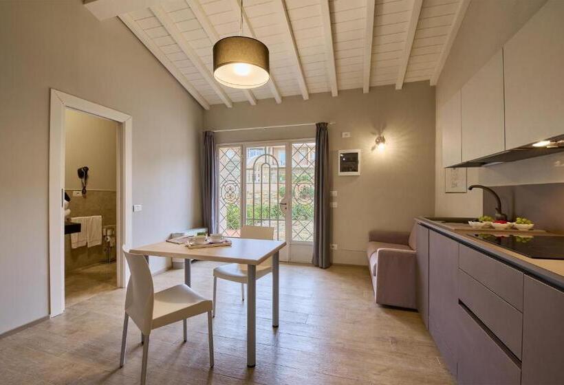 جناح إدارى, Relais I Piastroni