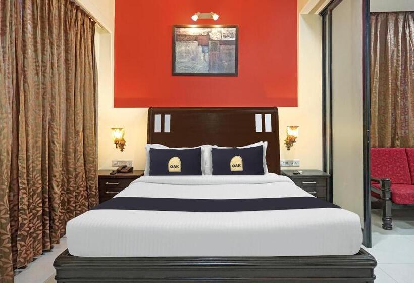 Номер Deluxe, Super Townhouse Oak Gharonda Residency Near Sant Tukaram Nagar Metro Station
