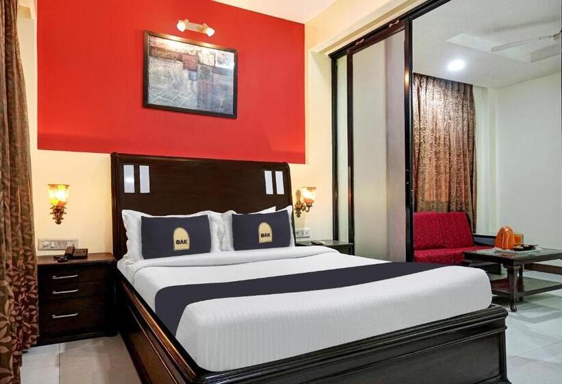 Номер Deluxe, Super Townhouse Oak Gharonda Residency Near Sant Tukaram Nagar Metro Station